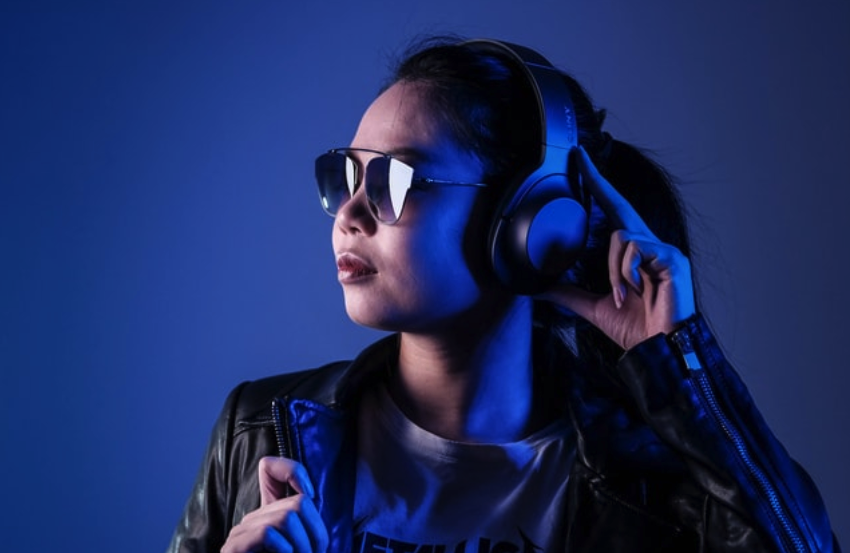 asian-listening-to-music